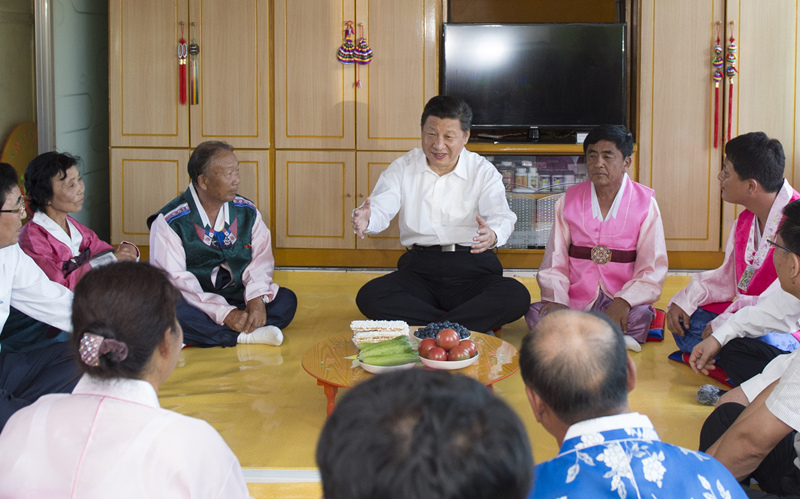 2015年7月16日，習近平在吉林省延邊朝鮮族自治州和龍市東城鎮光東村農戶家中同村民們親切交談。